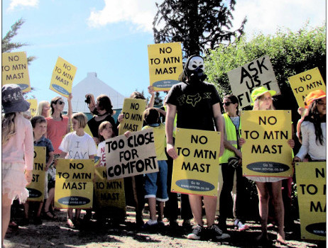 Residents celebrate cellmast victory